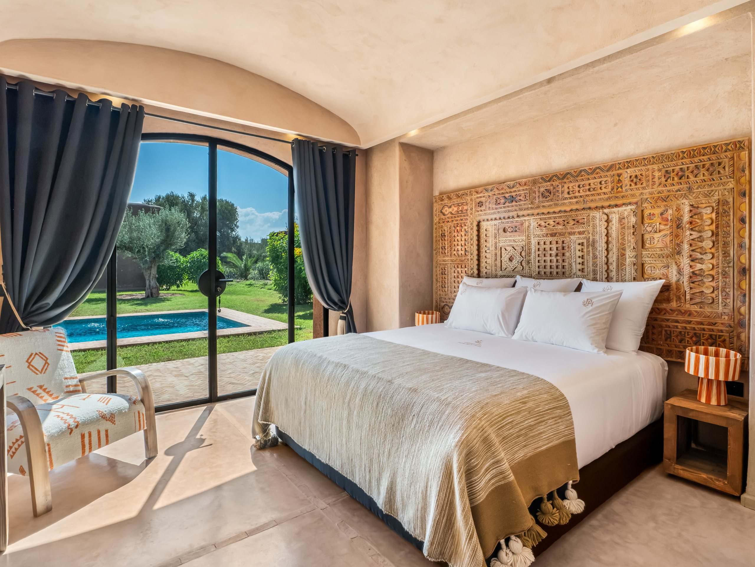 Chambre ouverte sur la piscine