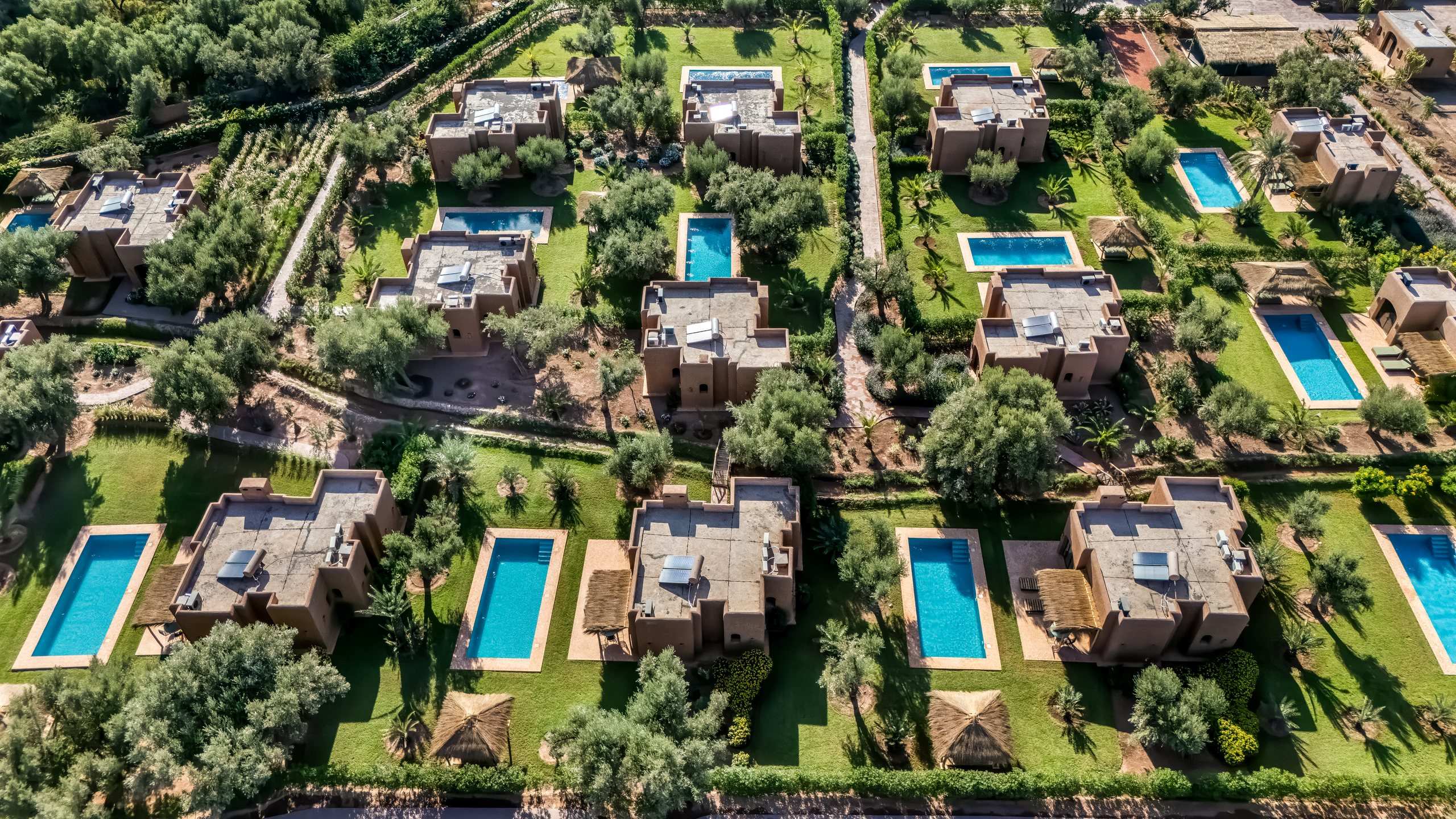 Vue aérienne des lodges et de leurs piscines