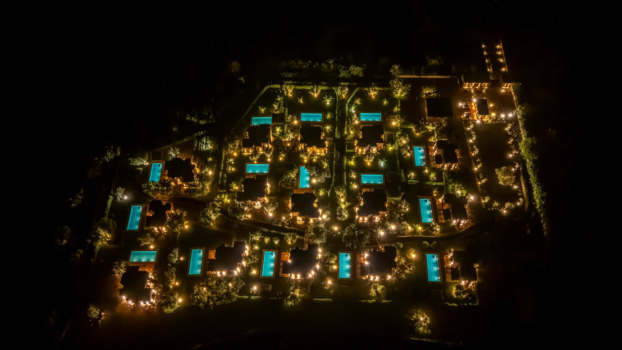 Le domaine illuminé, vu du ciel la nuit