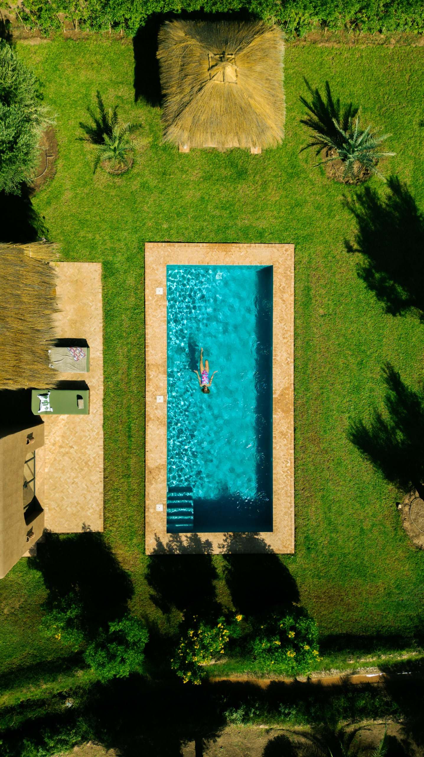 Une piscine privée vue du ciel