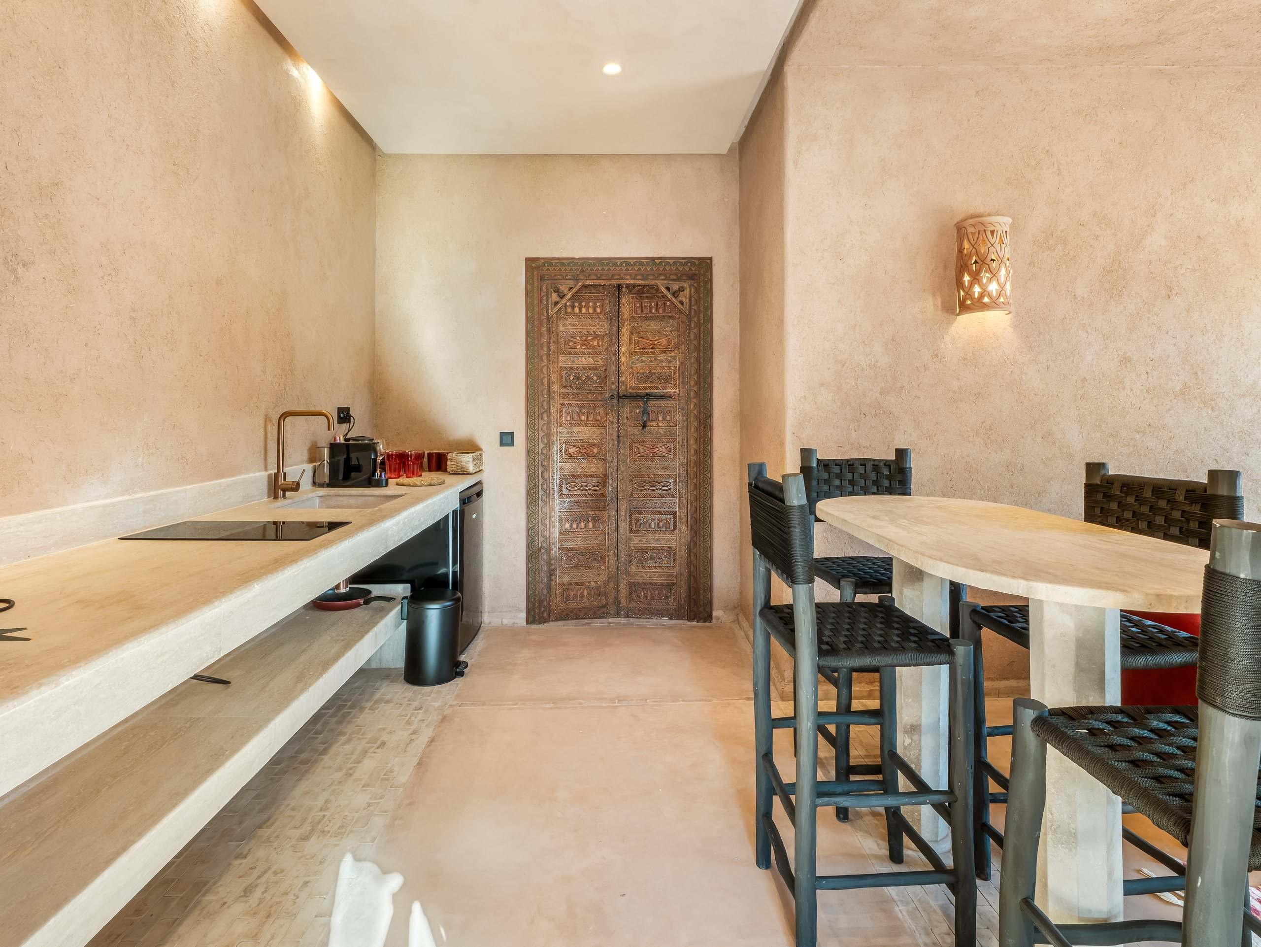 Kitchenette et table d'un lodge deux chambres