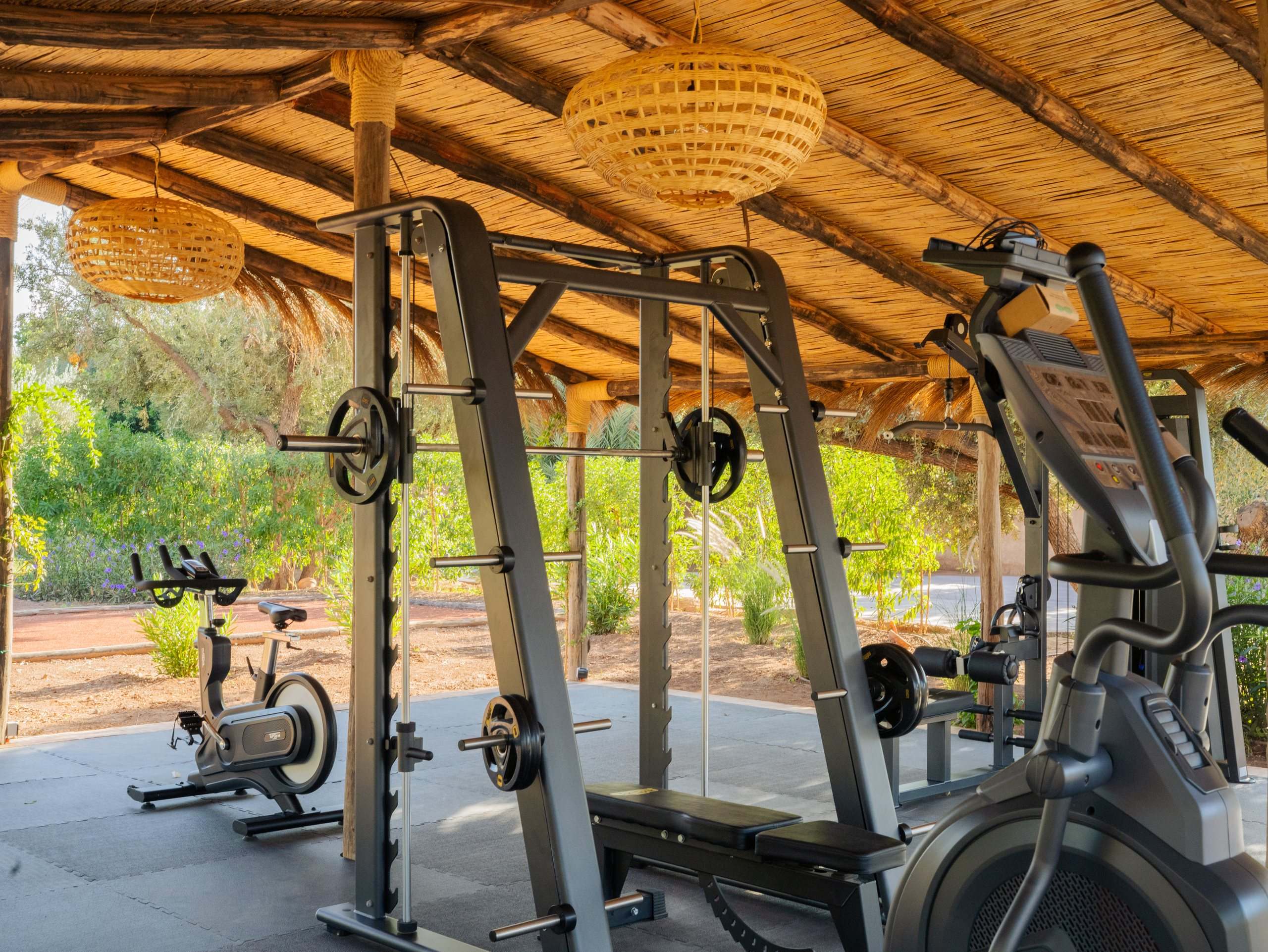 Salle de fitness couverte, ouverte sur le jardin