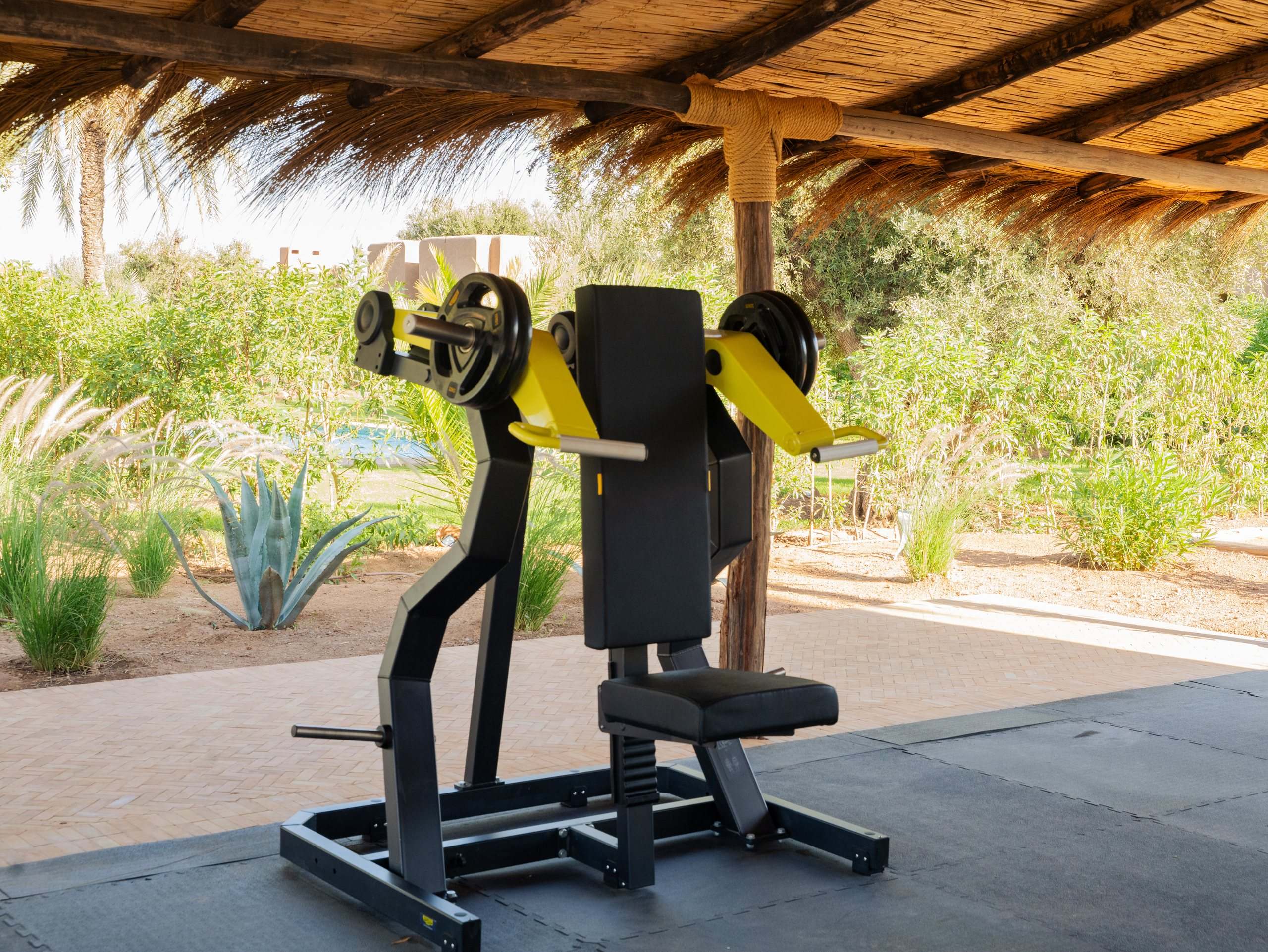 Appareil de musculation sous la pergola