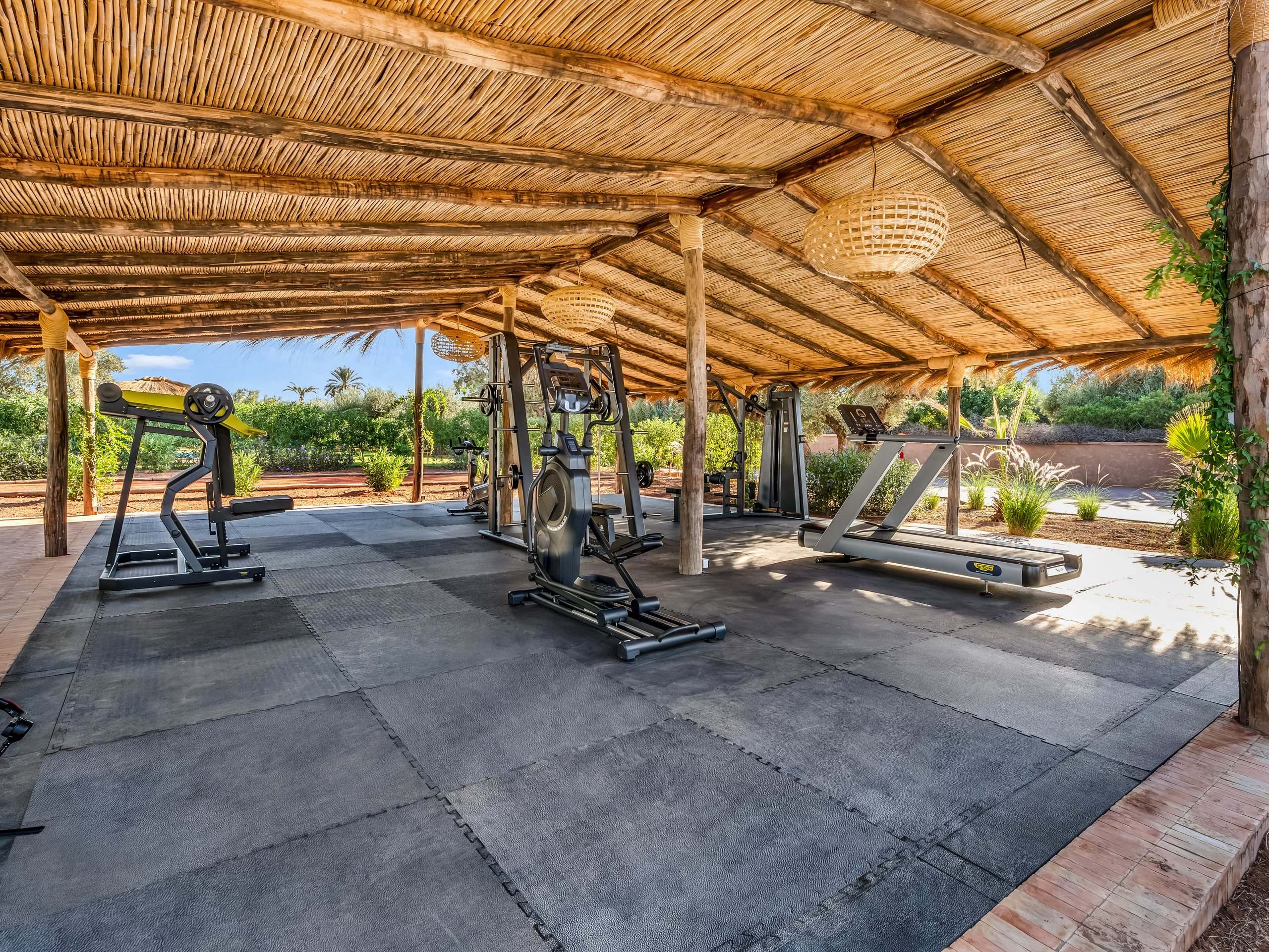 Espace fitness en plein air sous une pergola