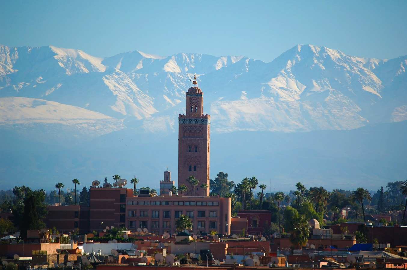 La Koutoubia et les sommets enneigés de l'Atlas