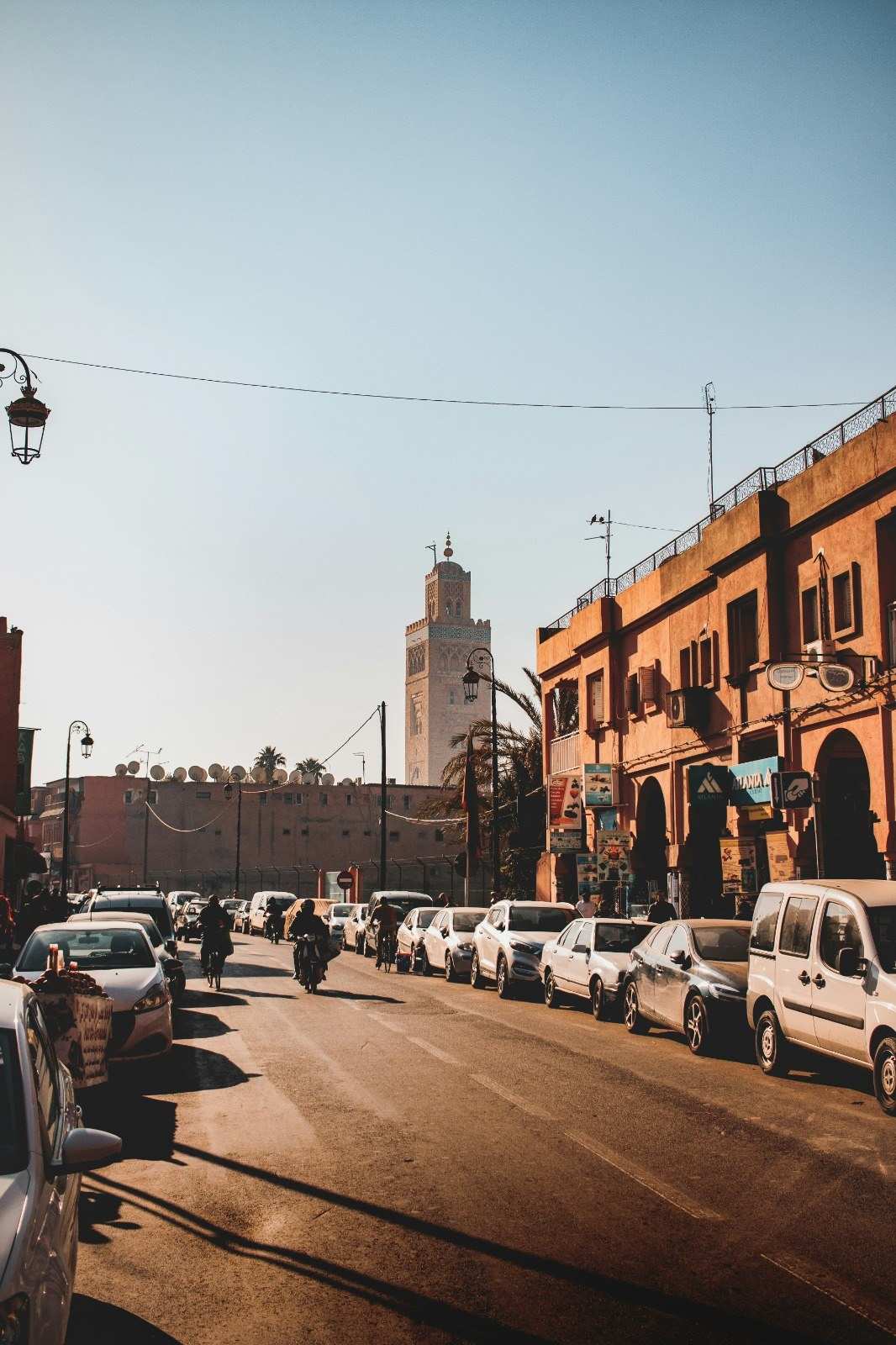 Le minaret de la Koutoubia au bout d'une rue de Marrakech