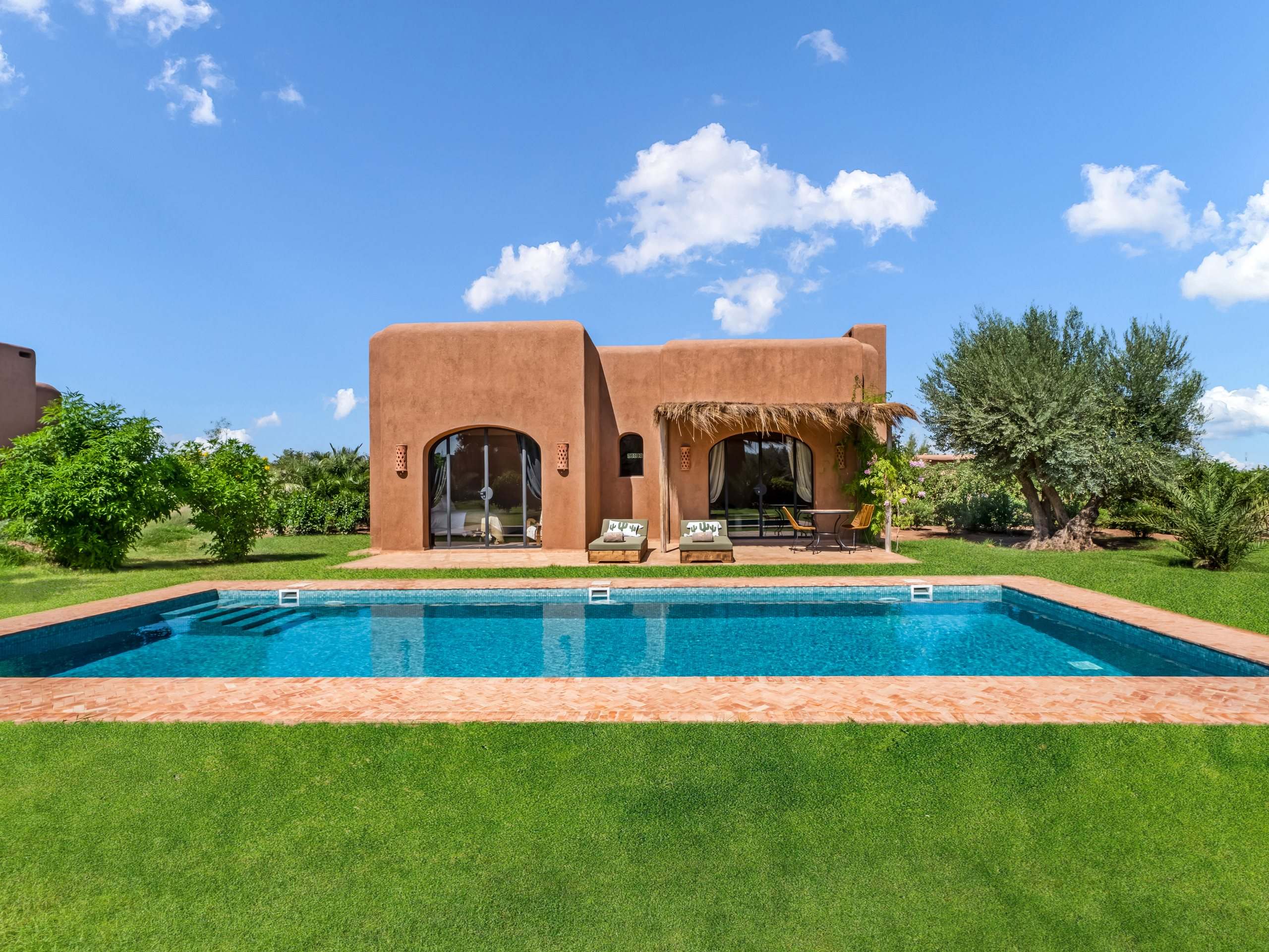 Un lodge face à sa piscine privée