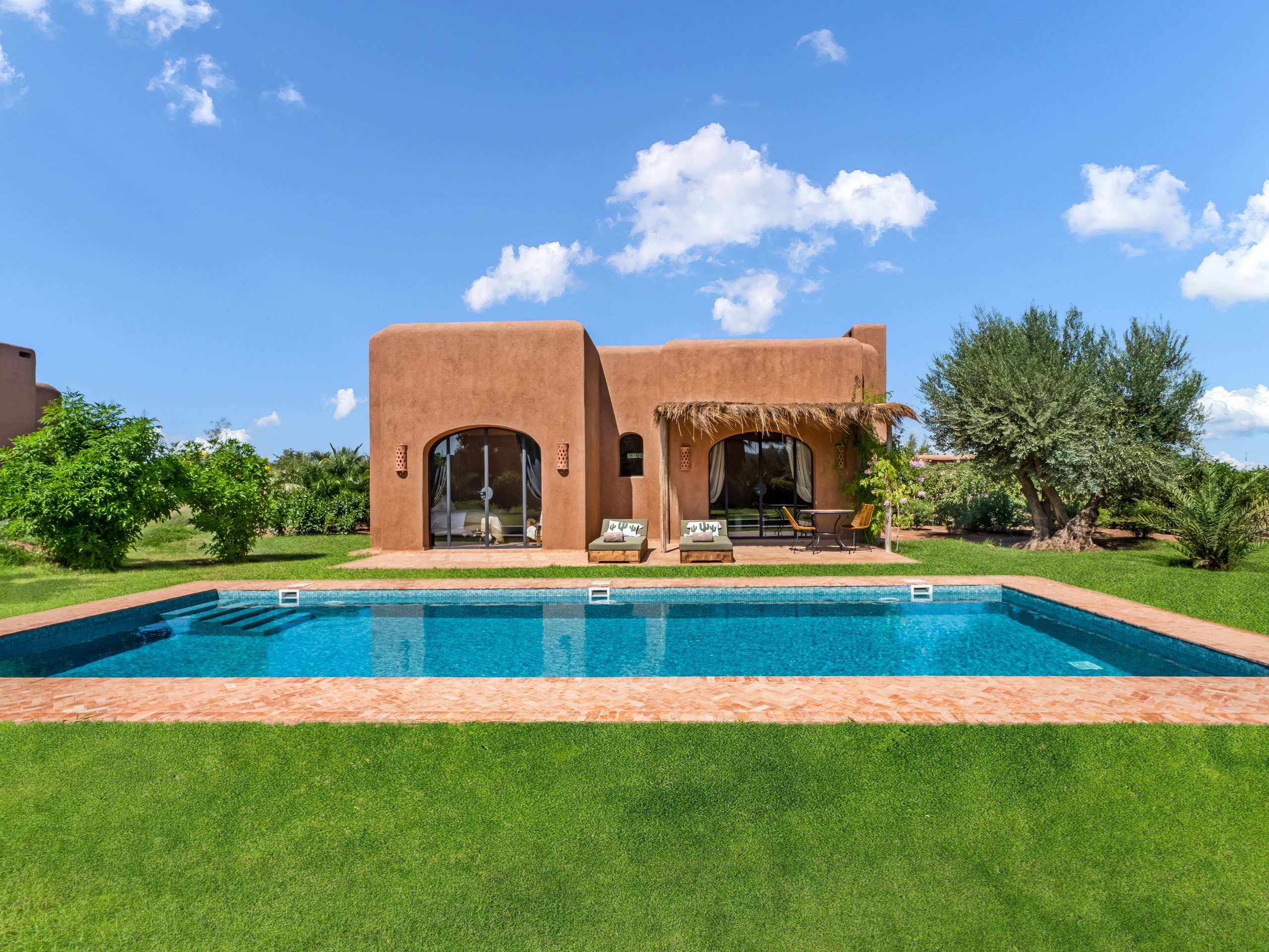 Un lodge face à sa piscine privée