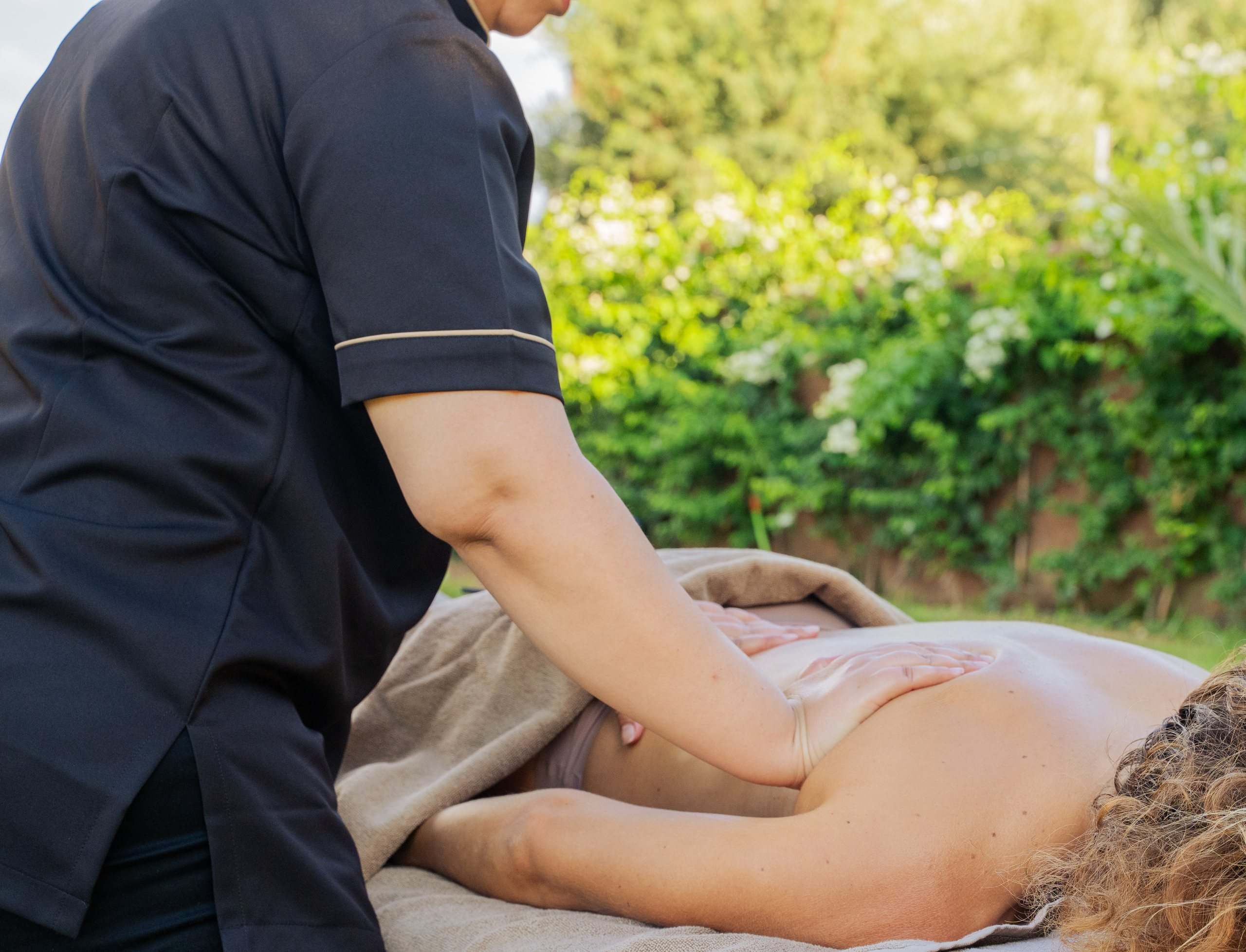 Massage à l'huile d'argan en plein air
