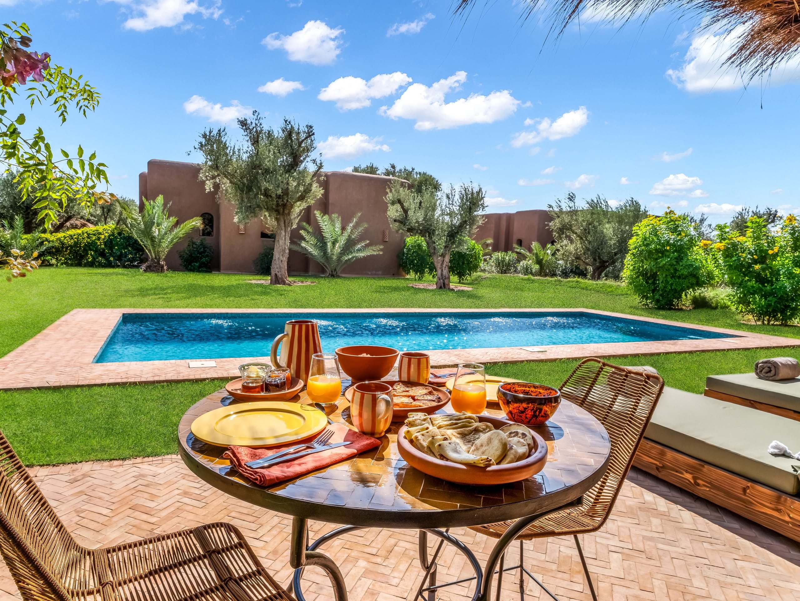 Petit-déjeuner marocain au bord de la piscine