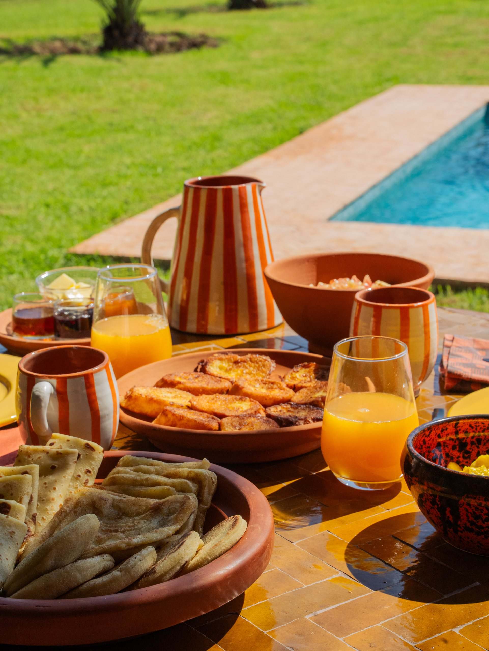 Petit-déjeuner marocain servi en terrasse