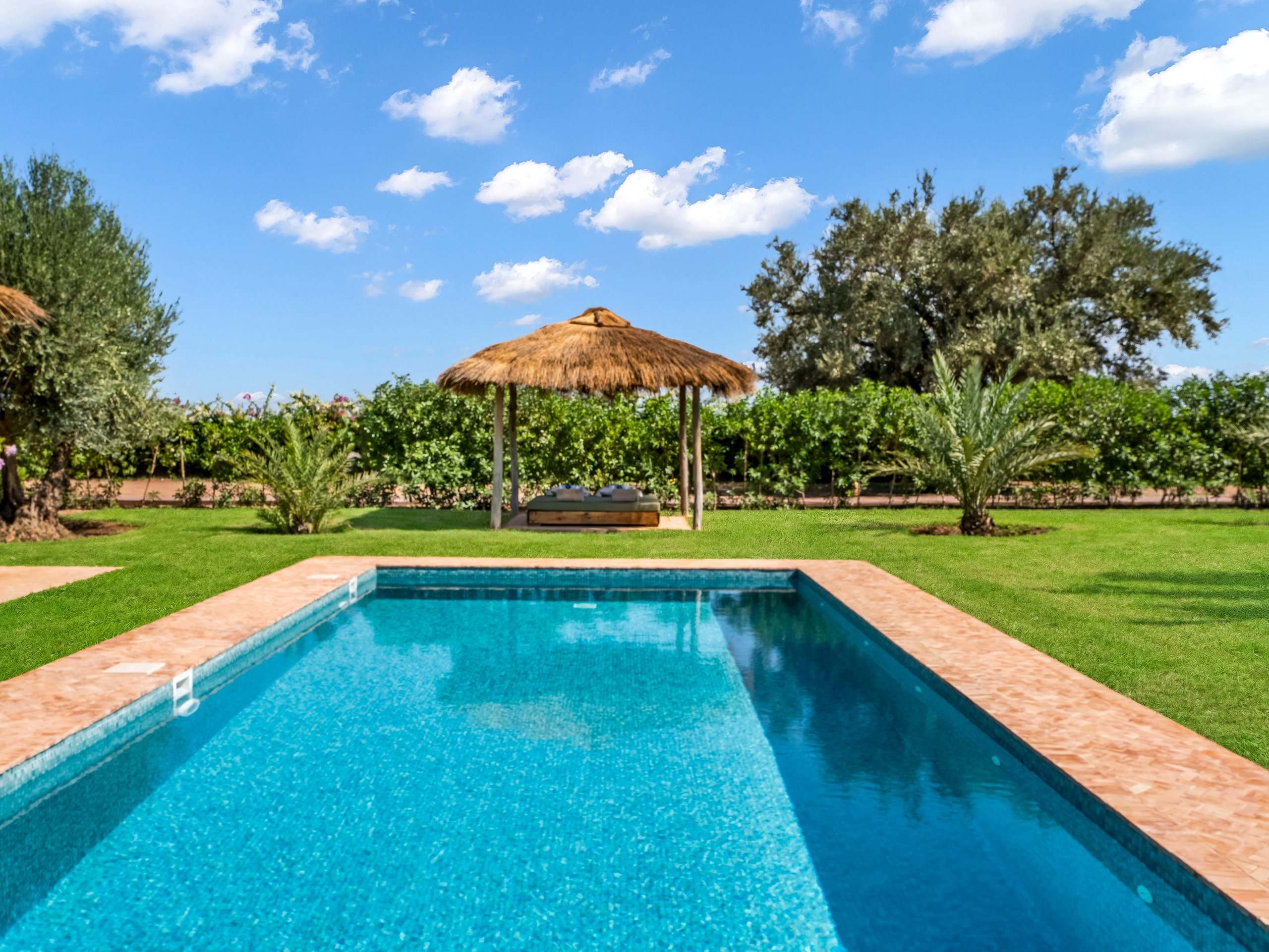 Piscine privée et paillote dans le jardin