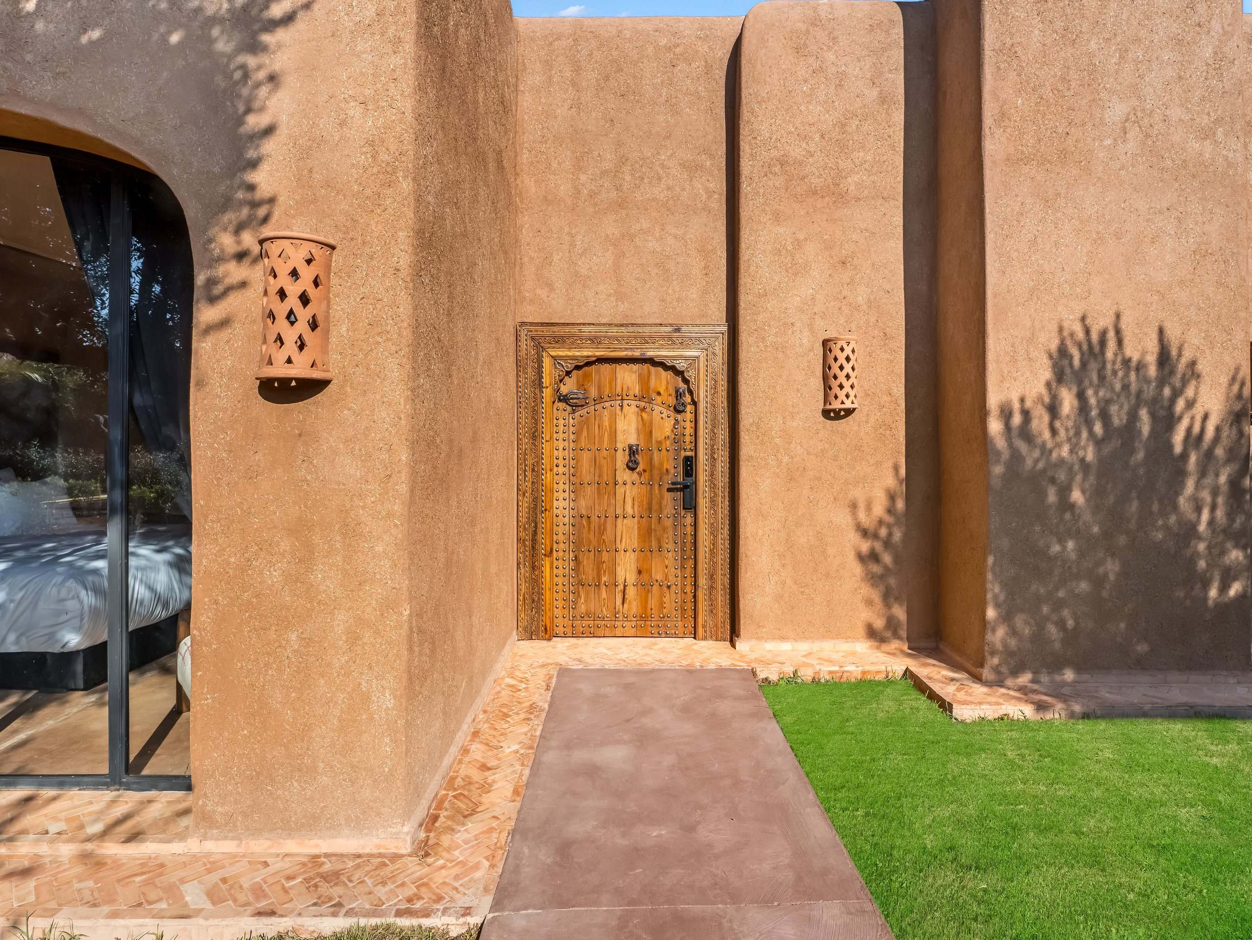 Porte d'entrée en bois sculpté d'un lodge