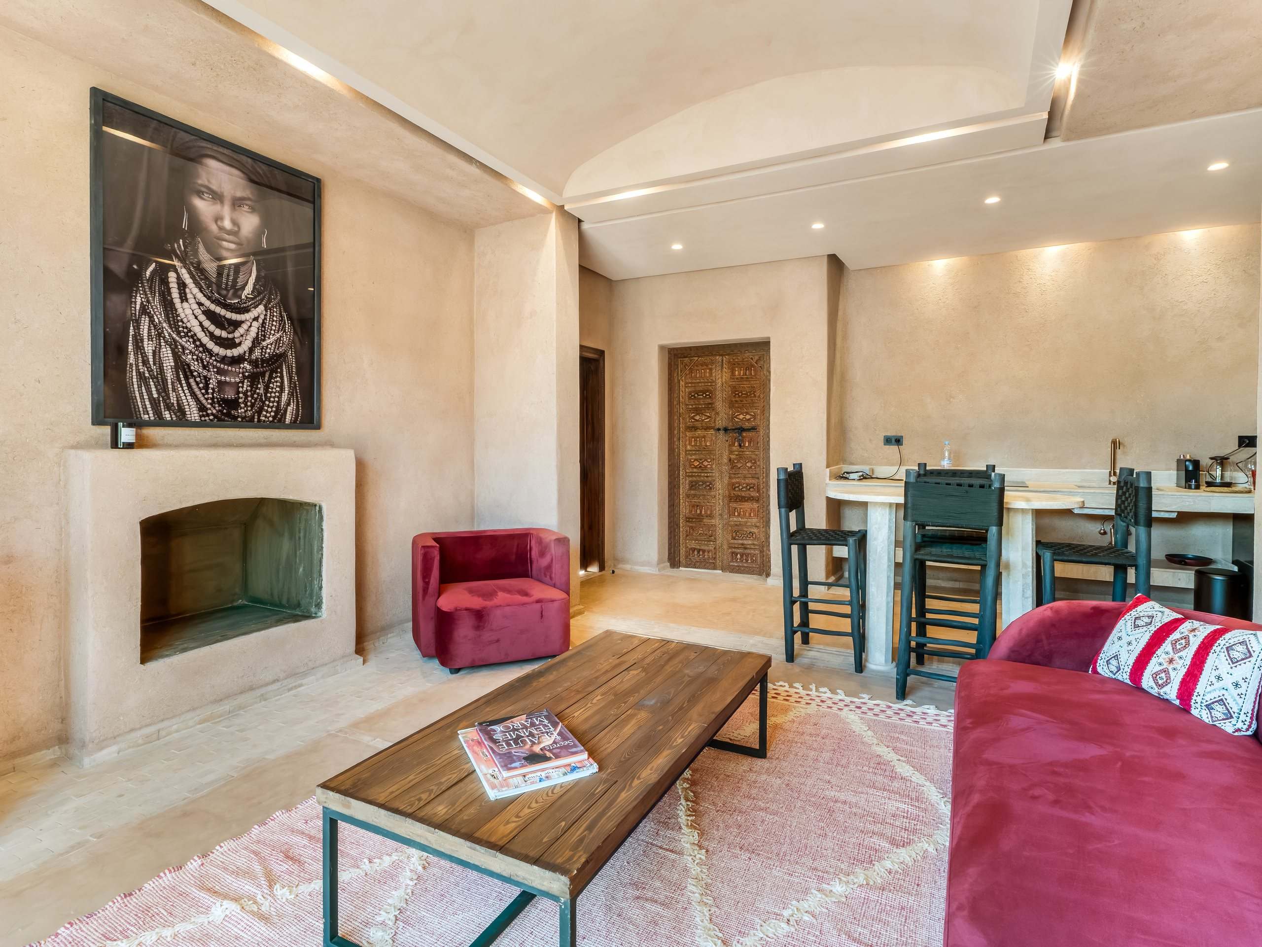 Salon avec cheminée d'un lodge deux chambres
