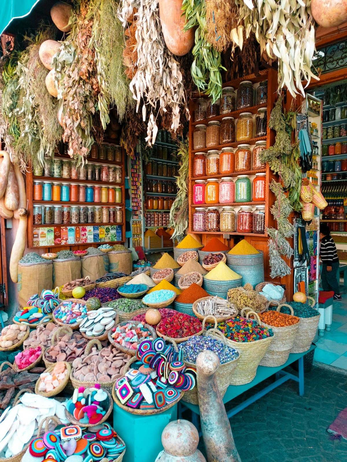 Échoppe d'épices et d'herbes dans les souks de Marrakech