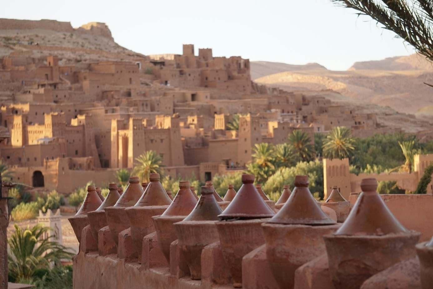 Tajines en terre cuite face à un ksar