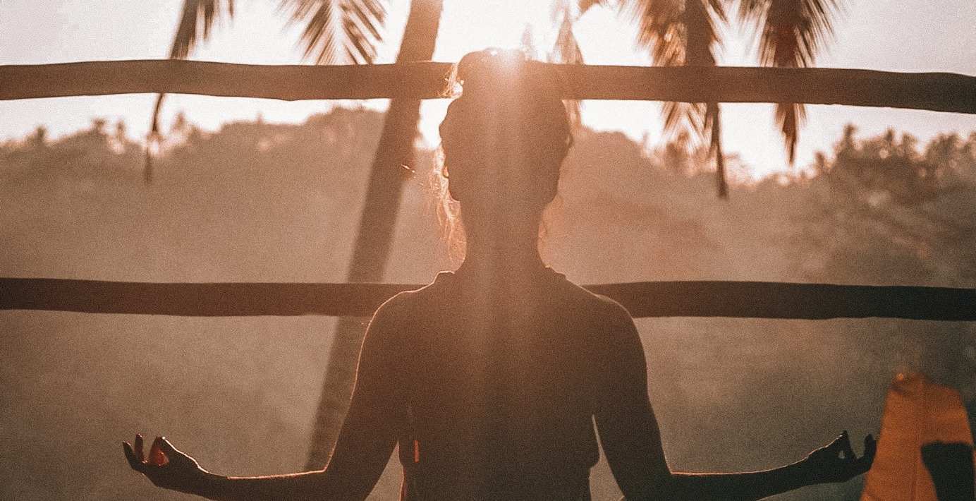 Séance de yoga au coucher du soleil