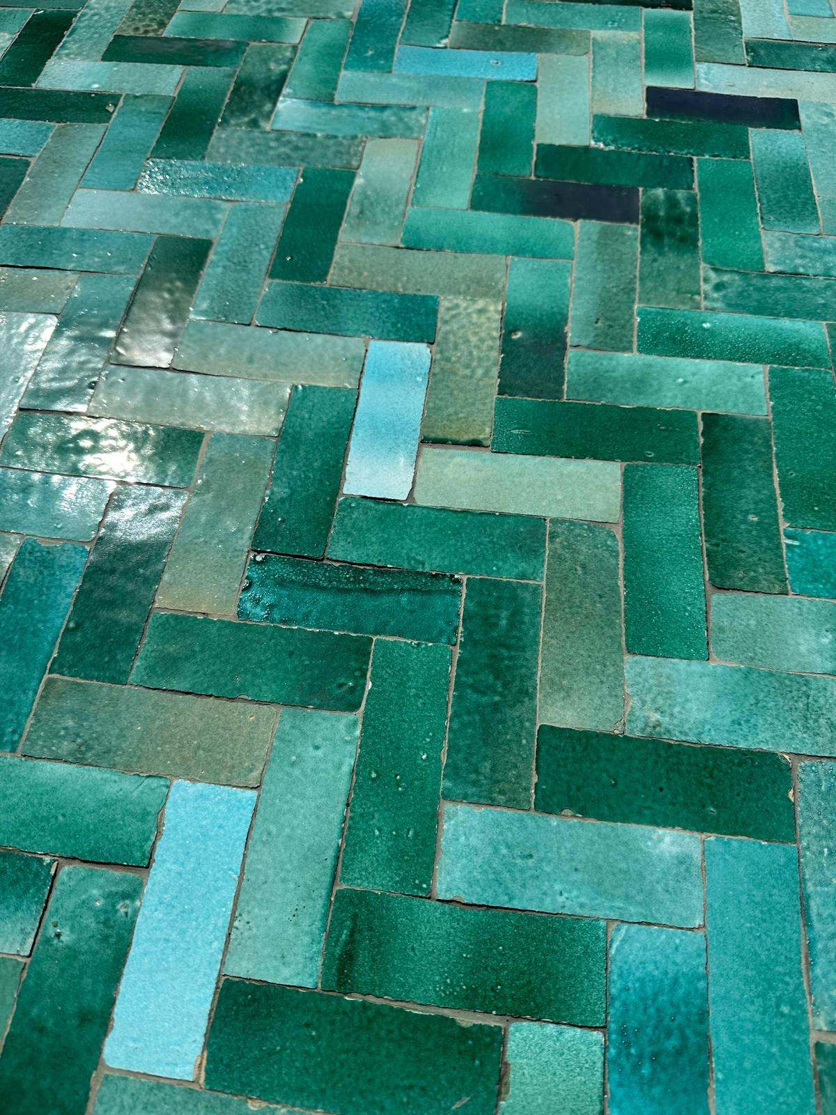 Zellige turquoise posé en chevrons