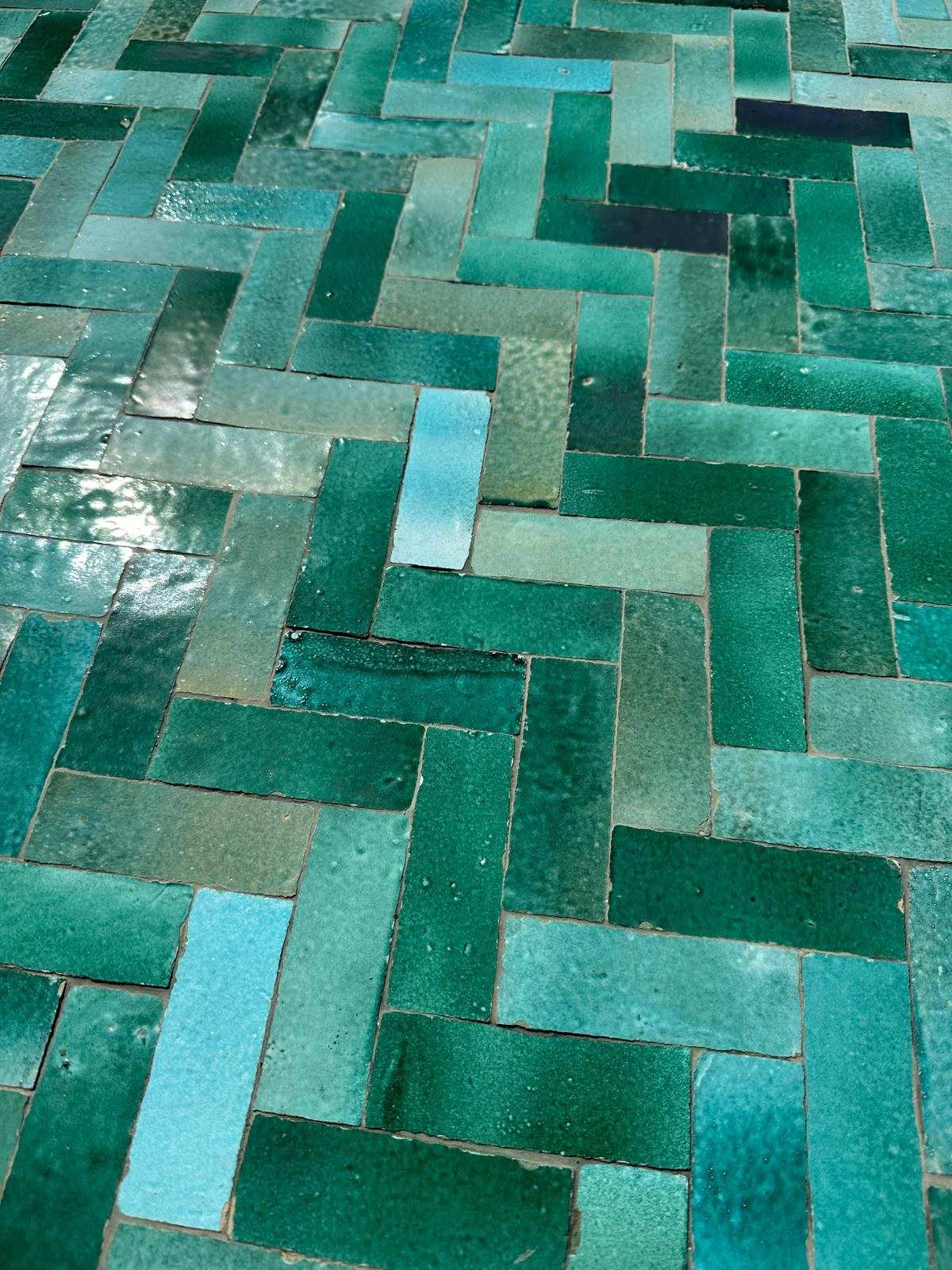Zellige turquoise posé en chevrons